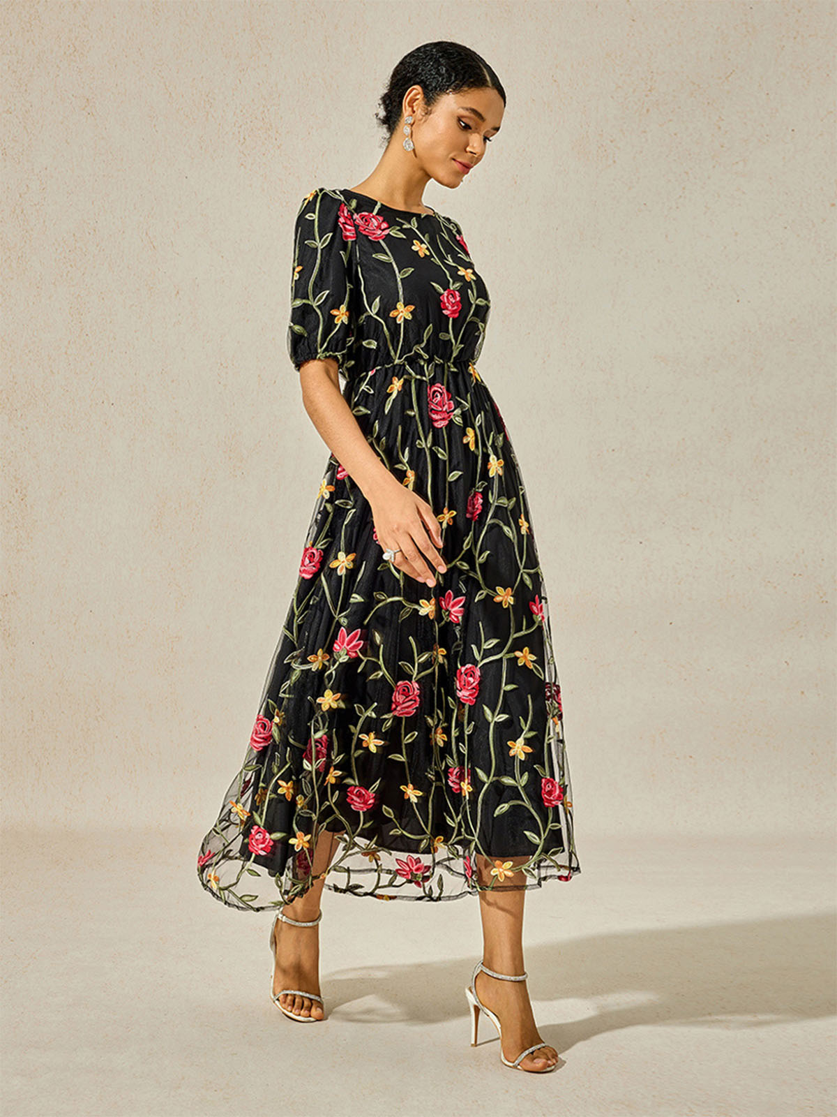 Maxikleid aus Spitze mit Blumenstickerei