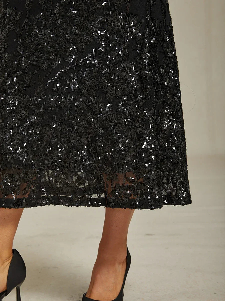 Elegantes Paillettenkleid mit V-Ausschnitt und kalten Schultern