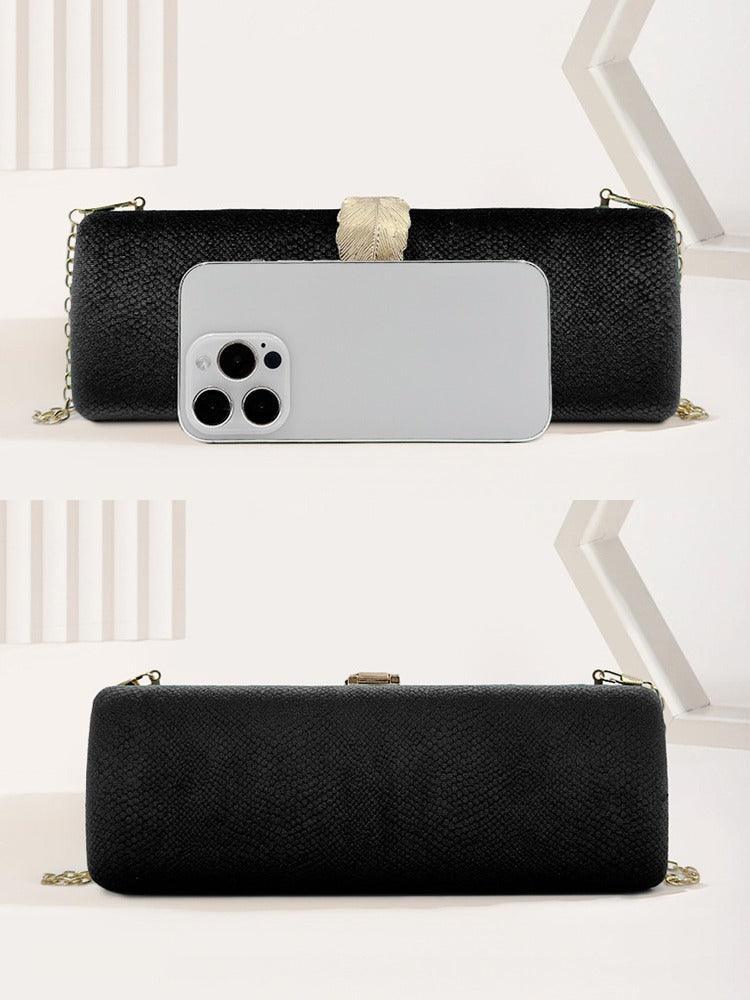 Samt-Clutch mit goldener Feder