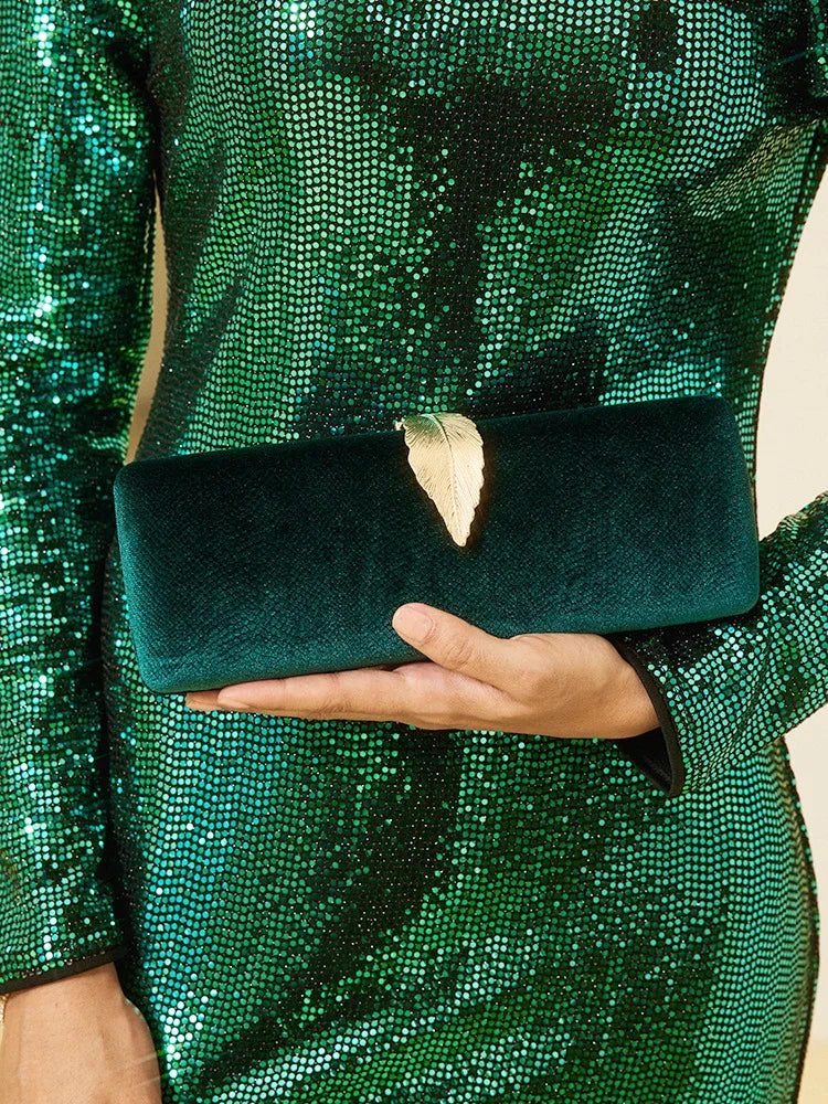 Pochette en velours avec plume dorée