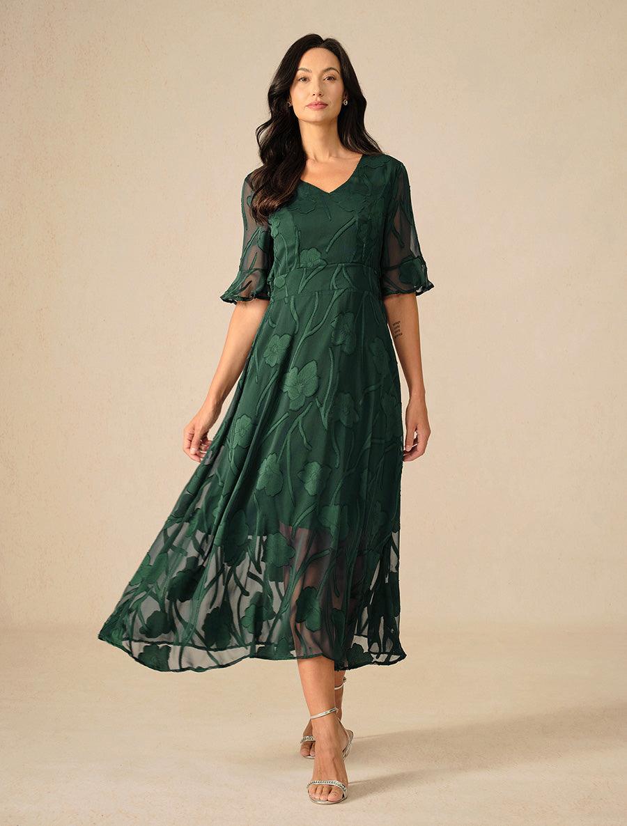 Maxikleid mit Rüschen und flatternder Spitze