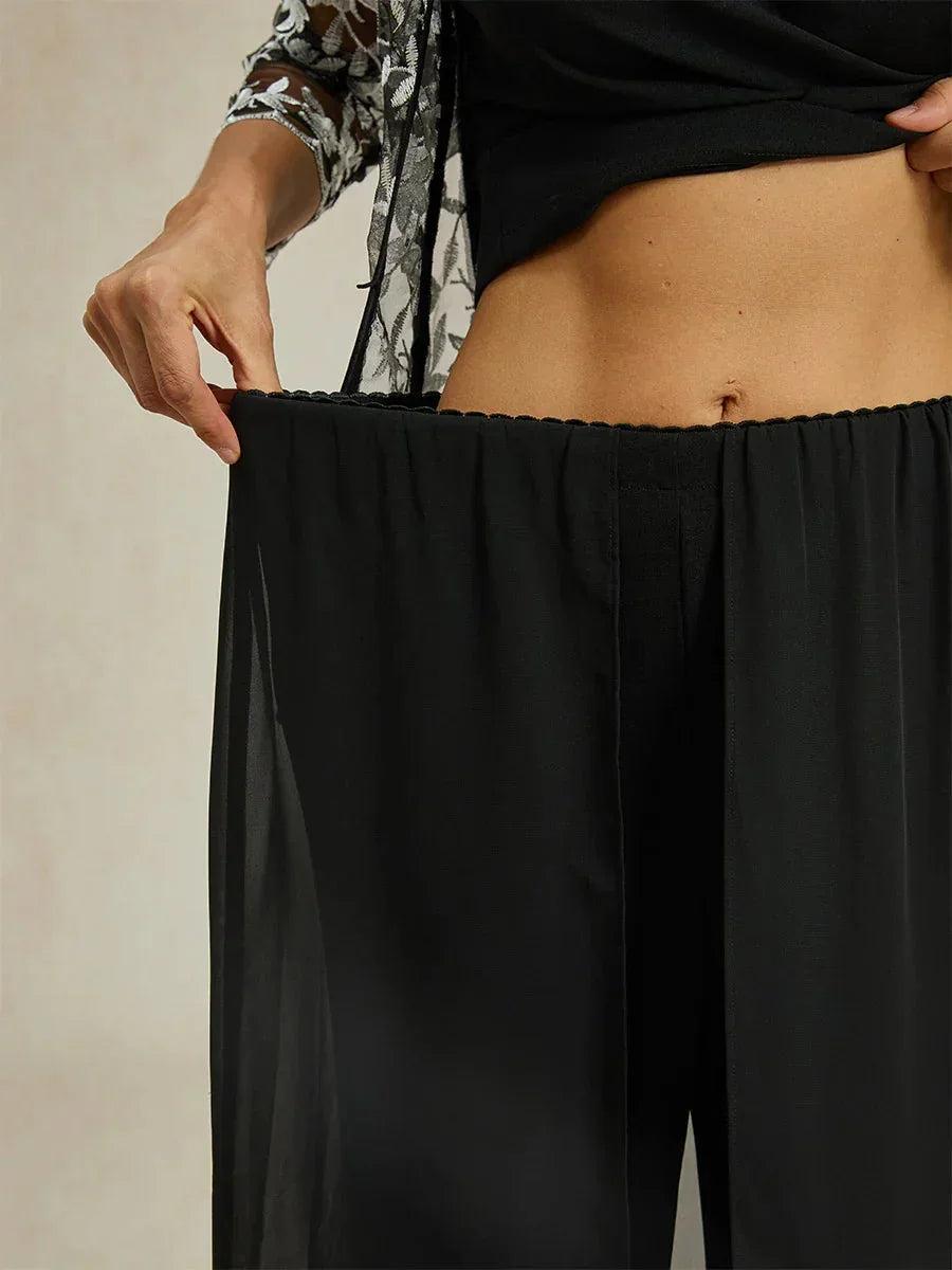 Stilvolle Kombination aus Rock und Stretchhose