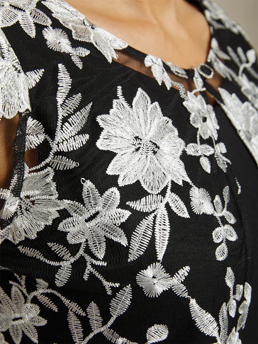 Spitzenjacke mit Blumenstickerei und Muscheldetail