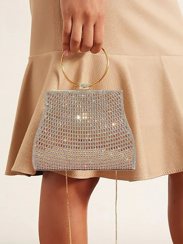 Kristall-Clutch mit goldenem Ringgriff, elegante Tasche