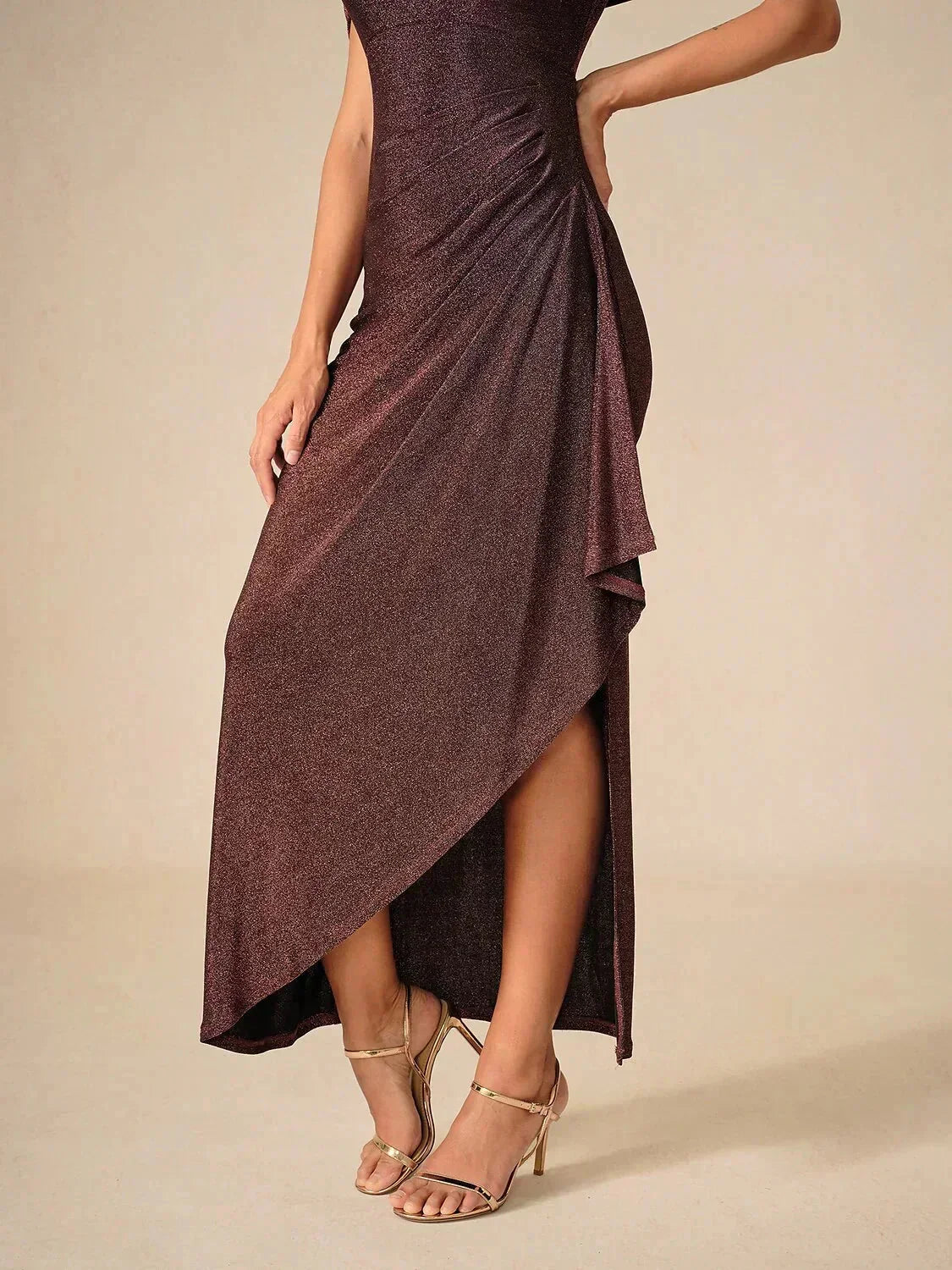 Robe en maille pailletée à épaules dénudées et longueur cheville