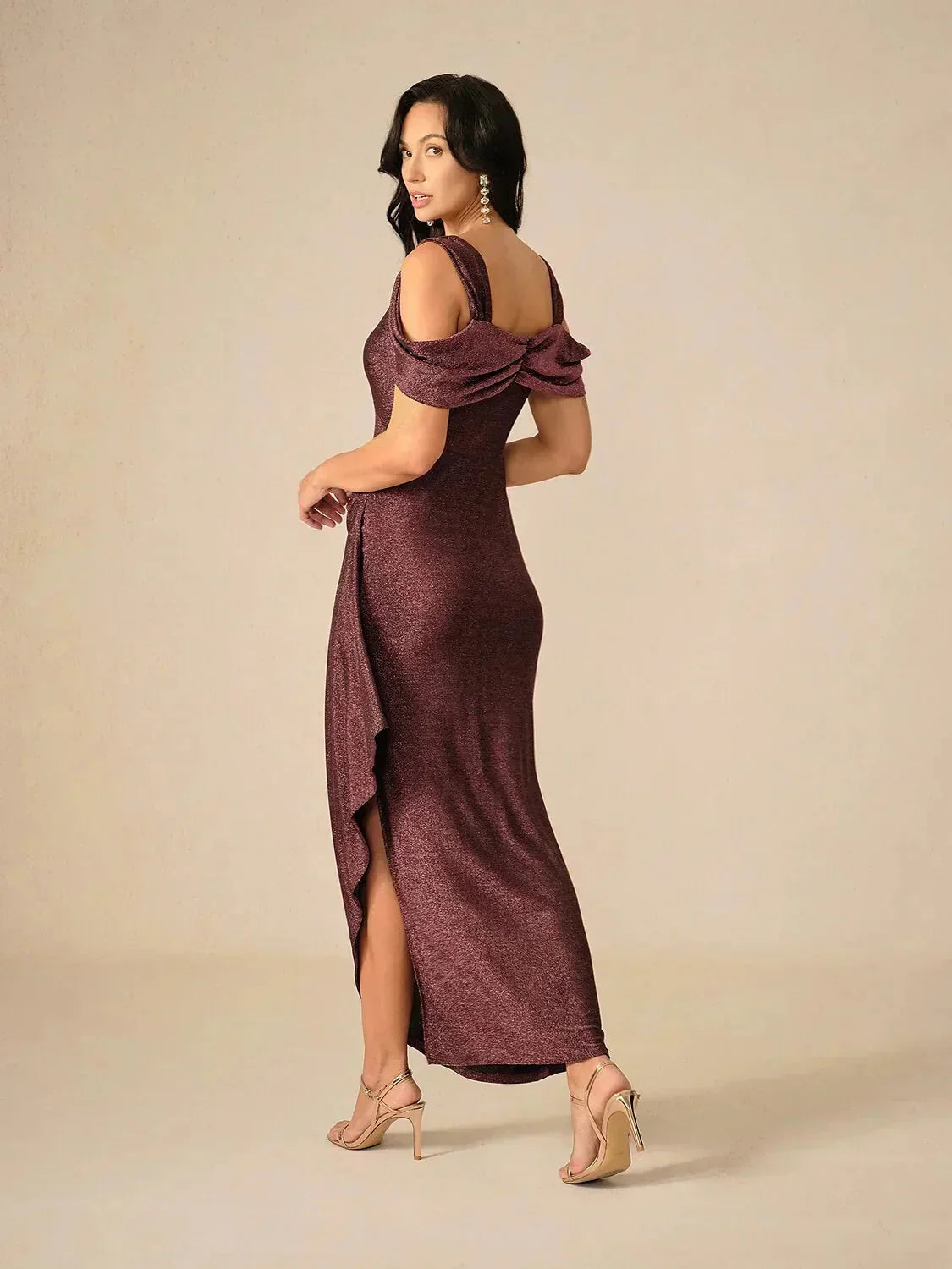Robe en maille pailletée à épaules dénudées et longueur cheville
