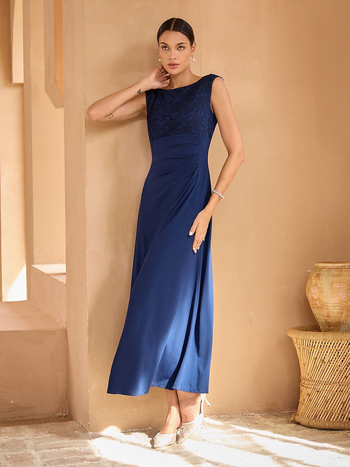 Abito Maxi In Pizzo Con Schiena Drapeggiata
