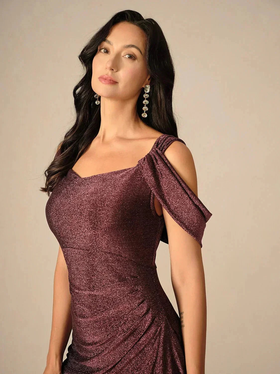 Robe en maille pailletée à épaules dénudées et longueur cheville