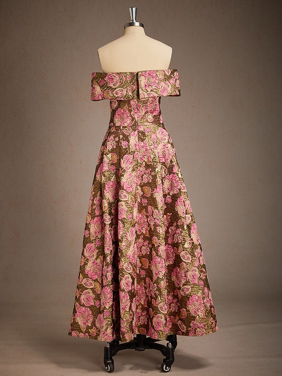 Schulterfreies Ballkleid aus metallisch schimmerndem, floralem Jacquard-Muster