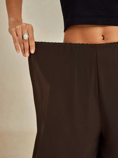 Pantaloni a gamba dritta con sovrapposizione in chiffon e spacco laterale