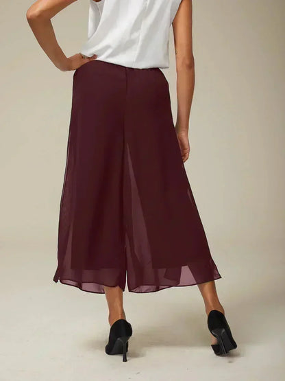 Kurze Hose mit geradem Bein und Chiffon-Überzug mit Schlitz am Bein