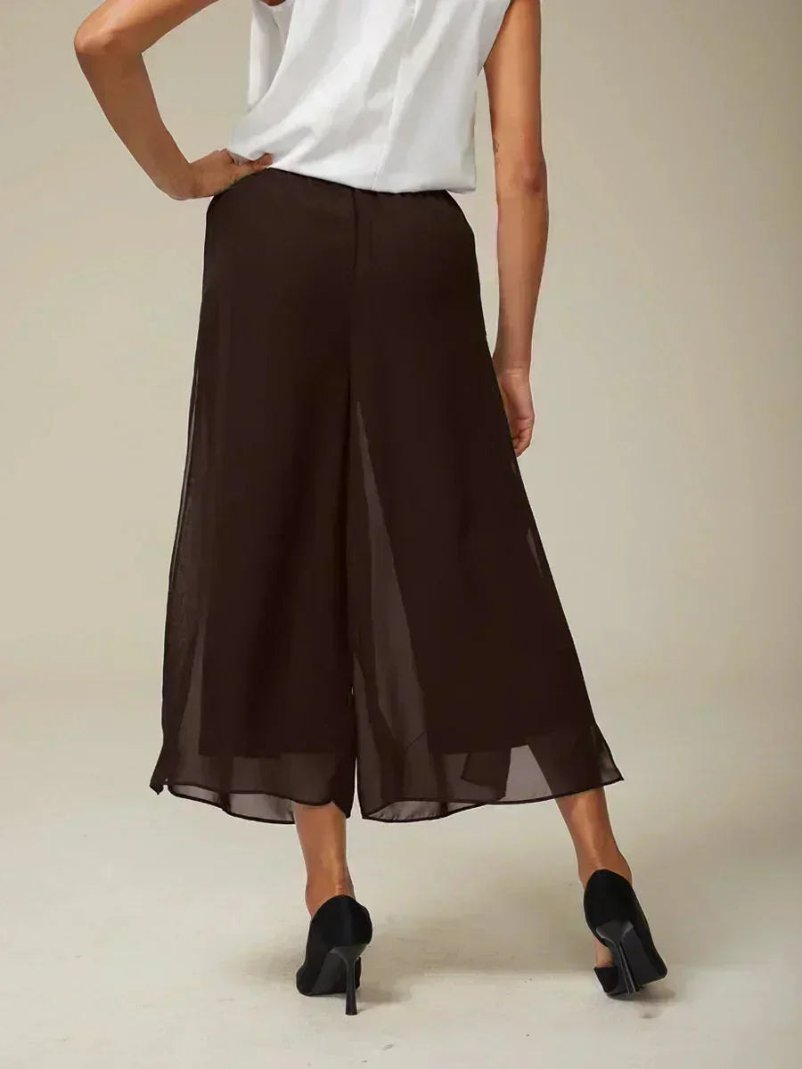 Kurze Hose mit geradem Bein und Chiffon-Überzug mit Schlitz am Bein