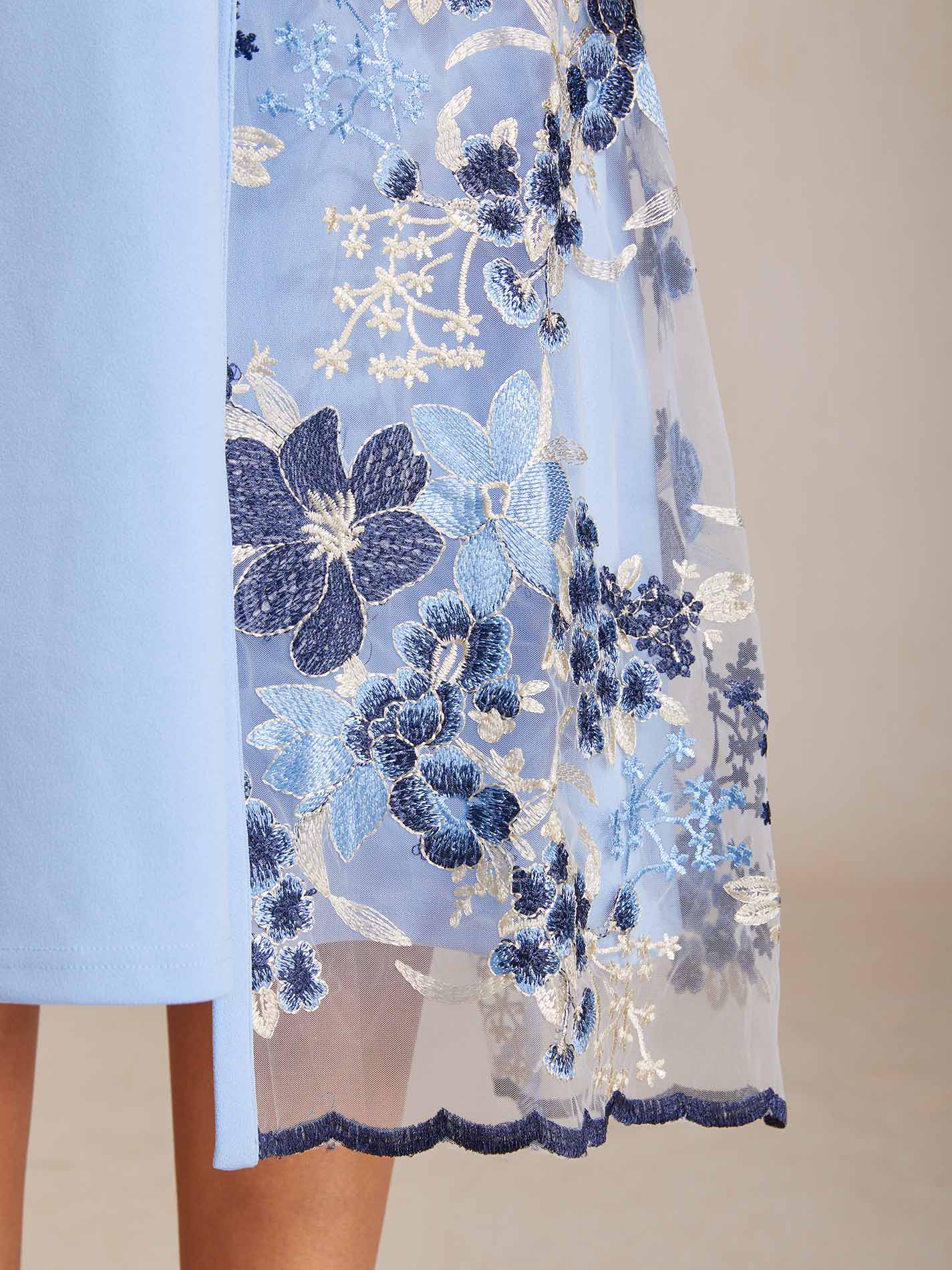 Lange Jacke aus Spitze mit Blumenstickerei