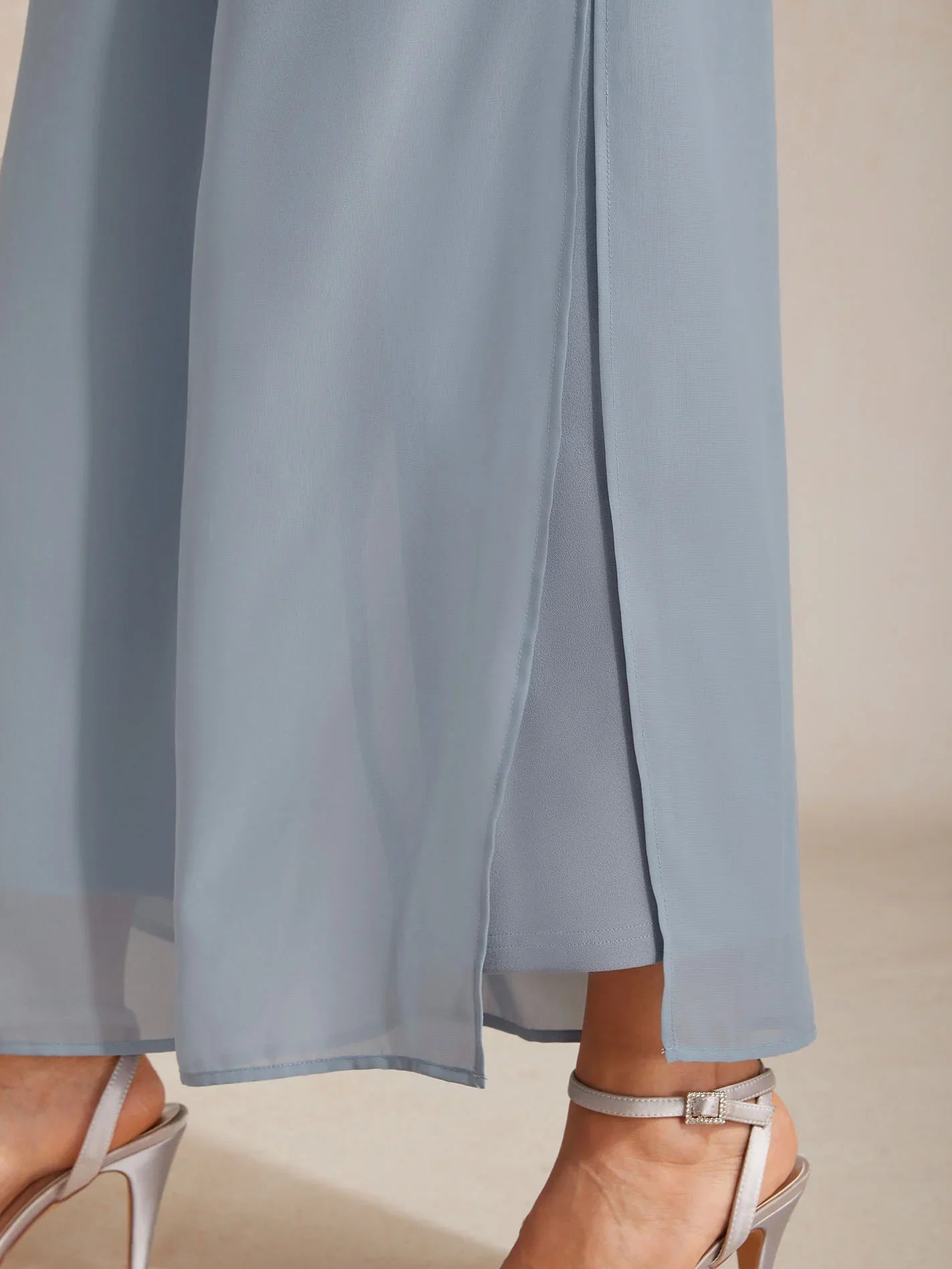 Pantaloni a gamba dritta con sovrapposizione in chiffon e spacco laterale