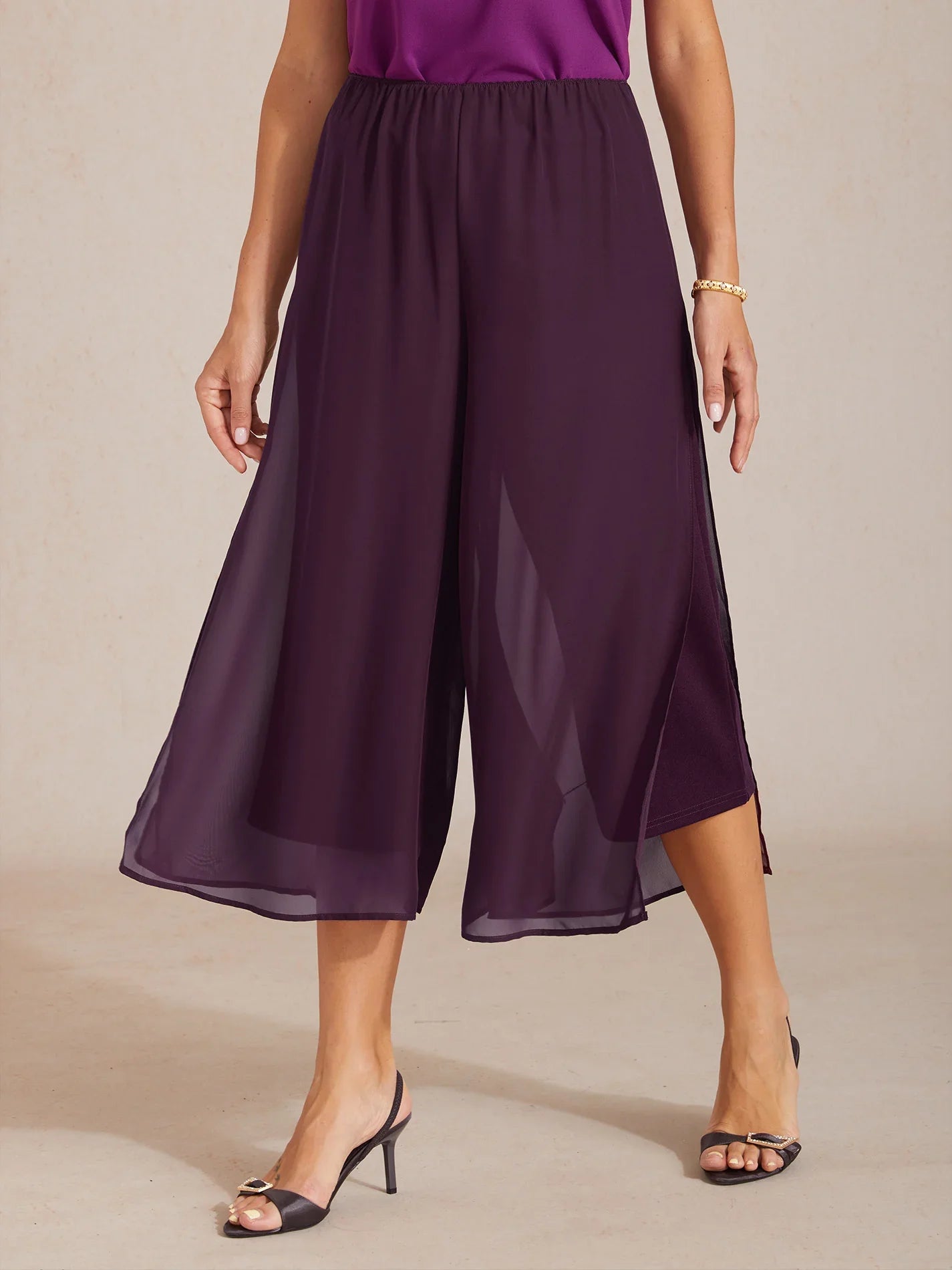 Bukse med rett ben i kort lengde med chiffon-splittebenoverlegg