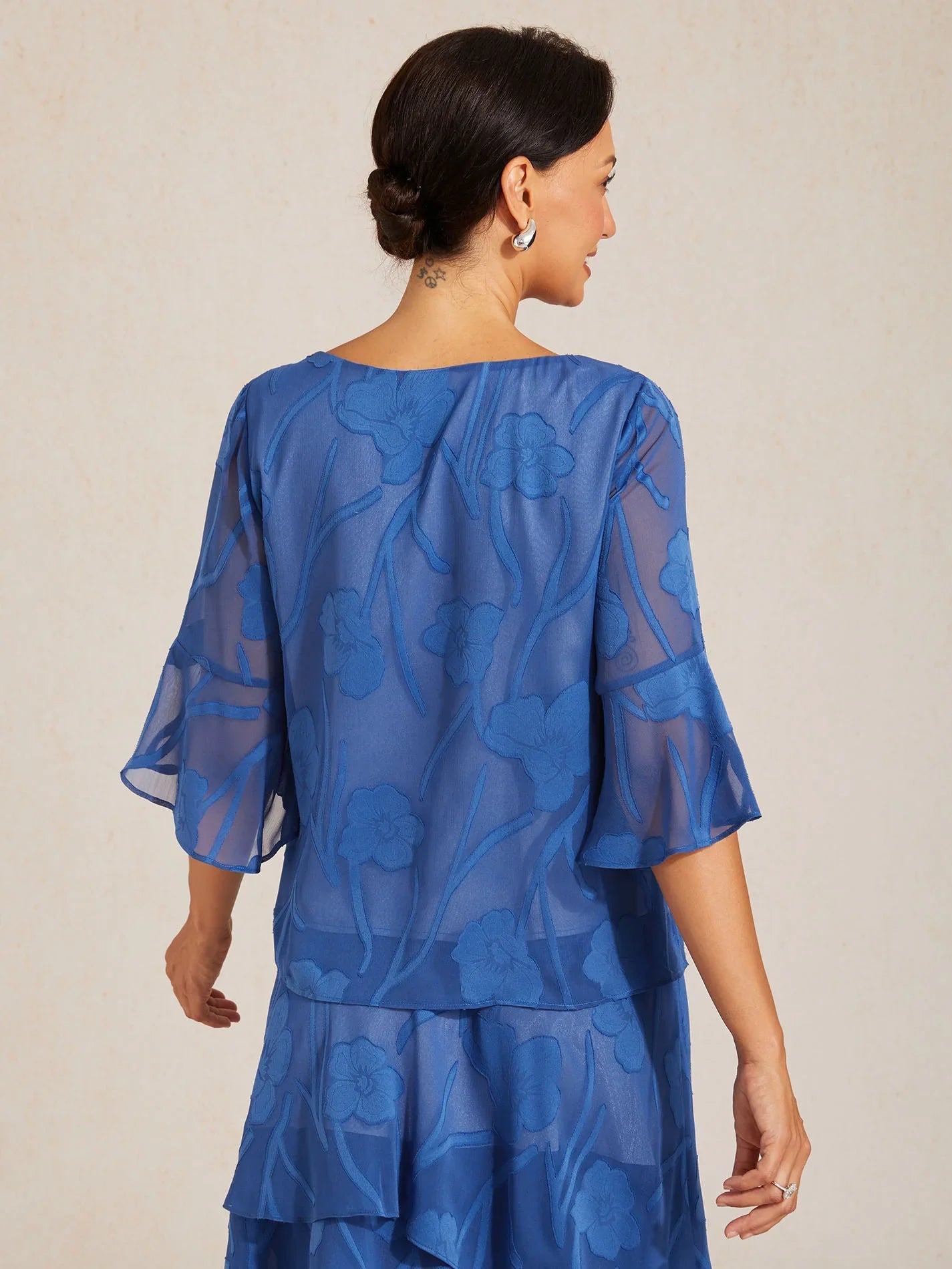 Blusa elegante in chiffon con orlo asimmetrico