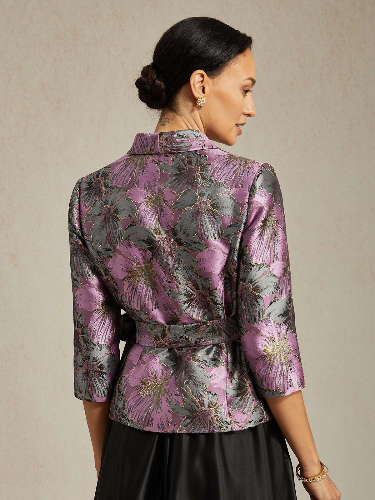 Dreiviertelärmelige Bluse mit floralem Jacquardmuster und Bindegürtel
