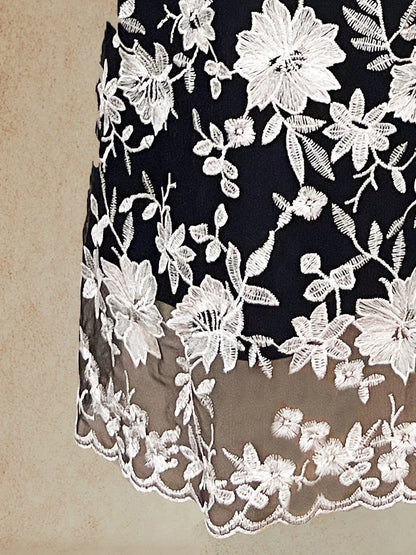 Spitzenjacke mit Blumenstickerei und Muscheldetail