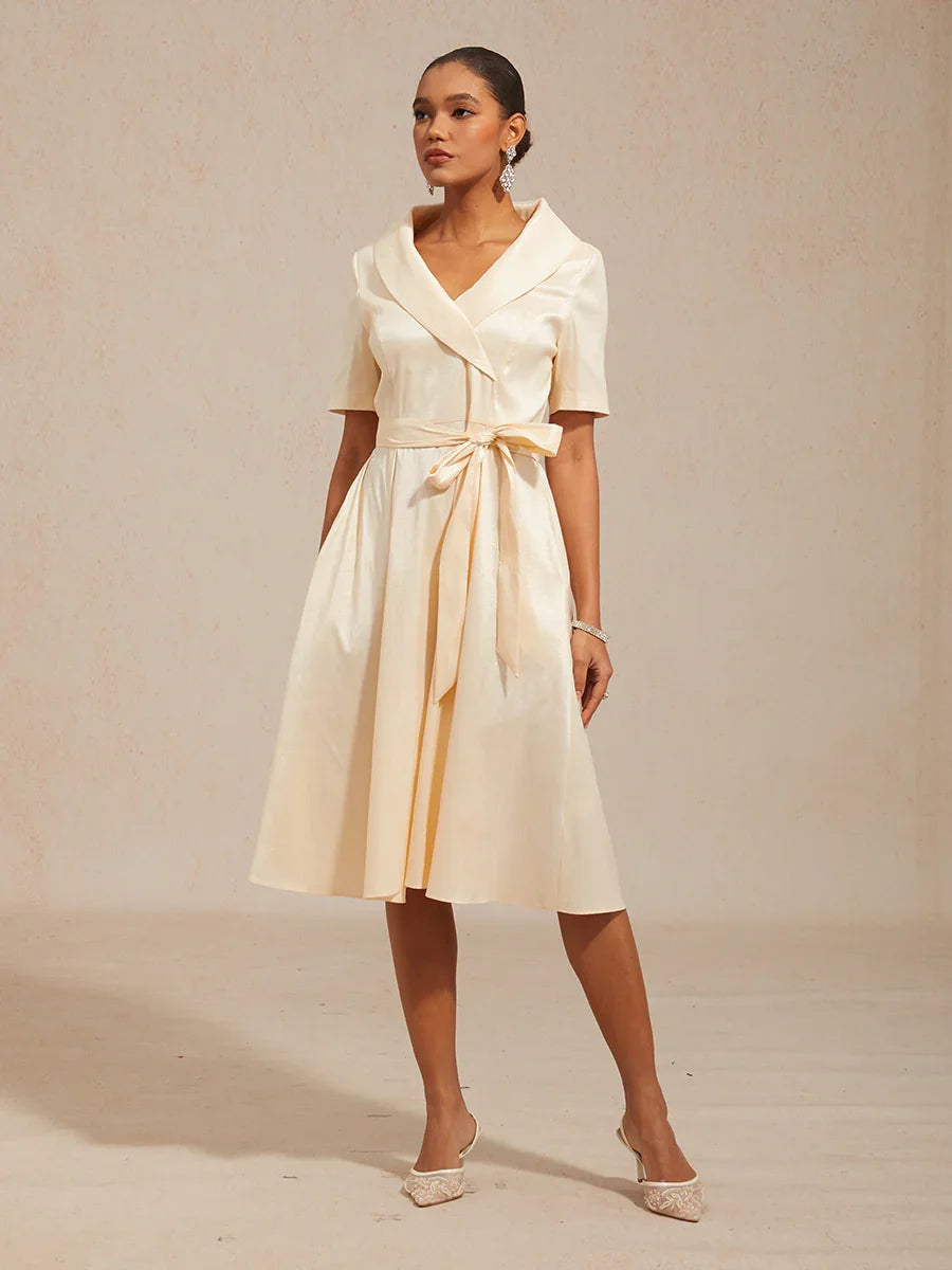 Robe en Taffetas Extensible à Col avec Ceinture Nouée à la Taille