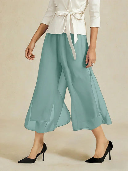 Kurze Hose mit geradem Bein und Chiffon-Überzug mit Schlitz am Bein