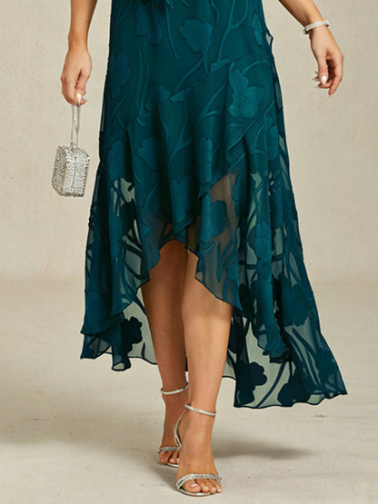 Ärmelloses Abendkleid aus Blumenchiffon mit asymmetrischem Saum