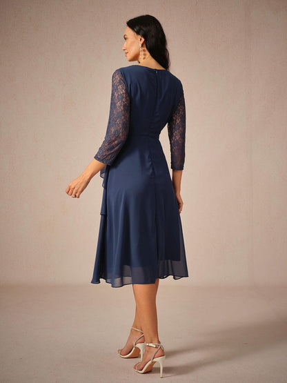 Chiffonkleid mit 3/4-Ärmeln und Stufenmuster aus Spitze