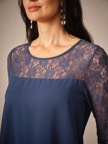 Chiffonkleid mit 3/4-Ärmeln und Stufenmuster aus Spitze