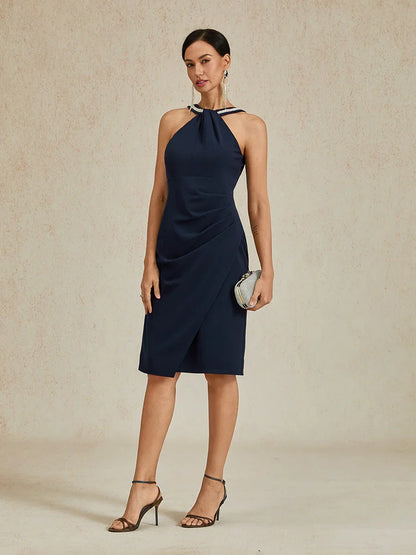 Elegante kokerjurk met contour en versierde halternek