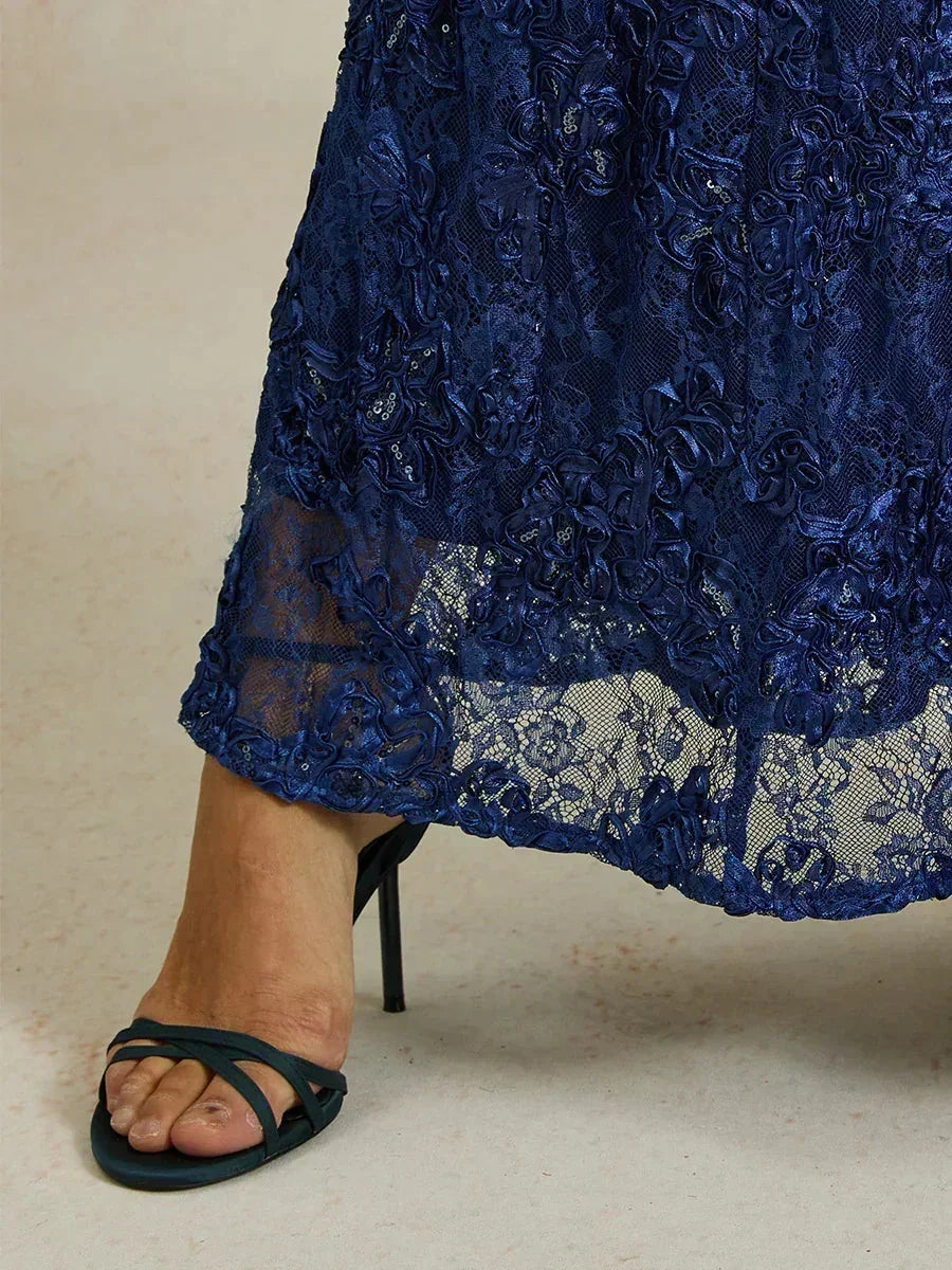 Abito a linea A con pizzo a rosetta e decorazioni in paillettes
