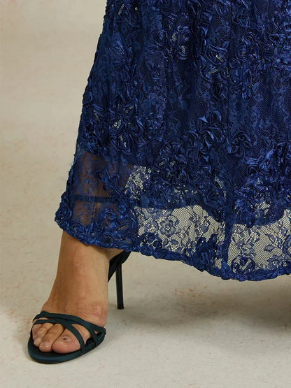 Abito a linea A con pizzo a rosetta e decorazioni in paillettes