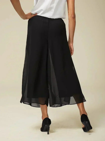 Kurze Hose mit geradem Bein und Chiffon-Überzug mit Schlitz am Bein