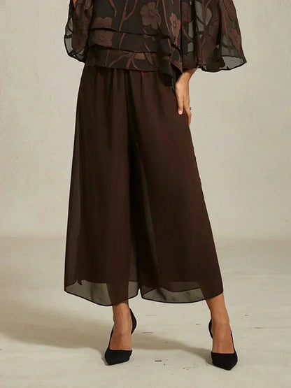 Kurze Hose mit geradem Bein und Chiffon-Überzug mit Schlitz am Bein