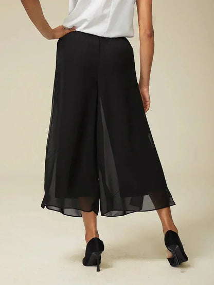 Kurze Hose mit geradem Bein und Chiffon-Überzug mit Schlitz am Bein
