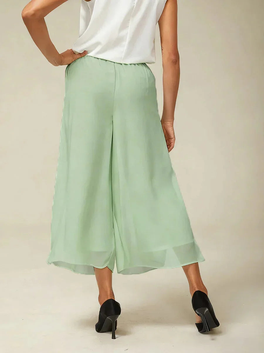 Kurze Hose mit geradem Bein und Chiffon-Überzug mit Schlitz am Bein