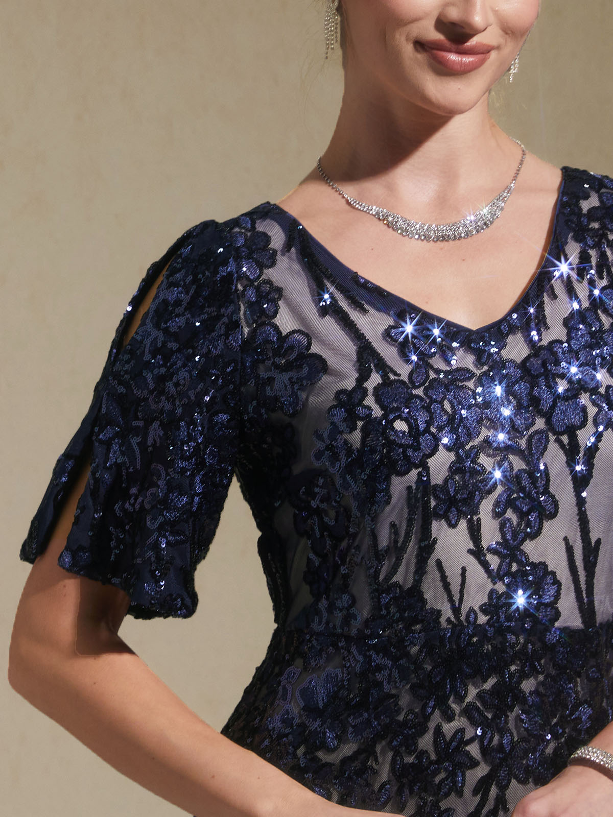 Paillettenbesticktes Abendkleid mit V-Ausschnitt und kalten Schultern