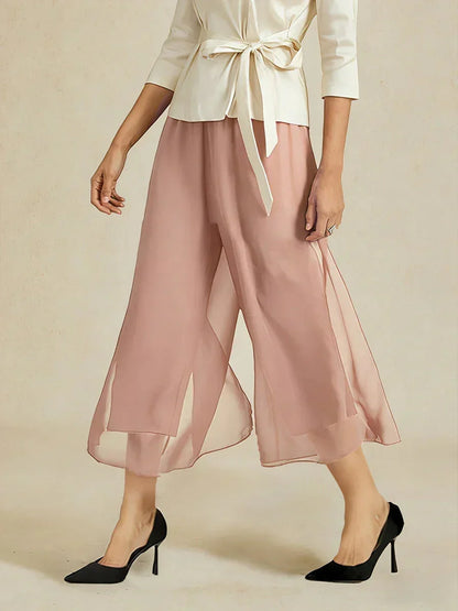 Kurze Hose mit geradem Bein und Chiffon-Überzug mit Schlitz am Bein