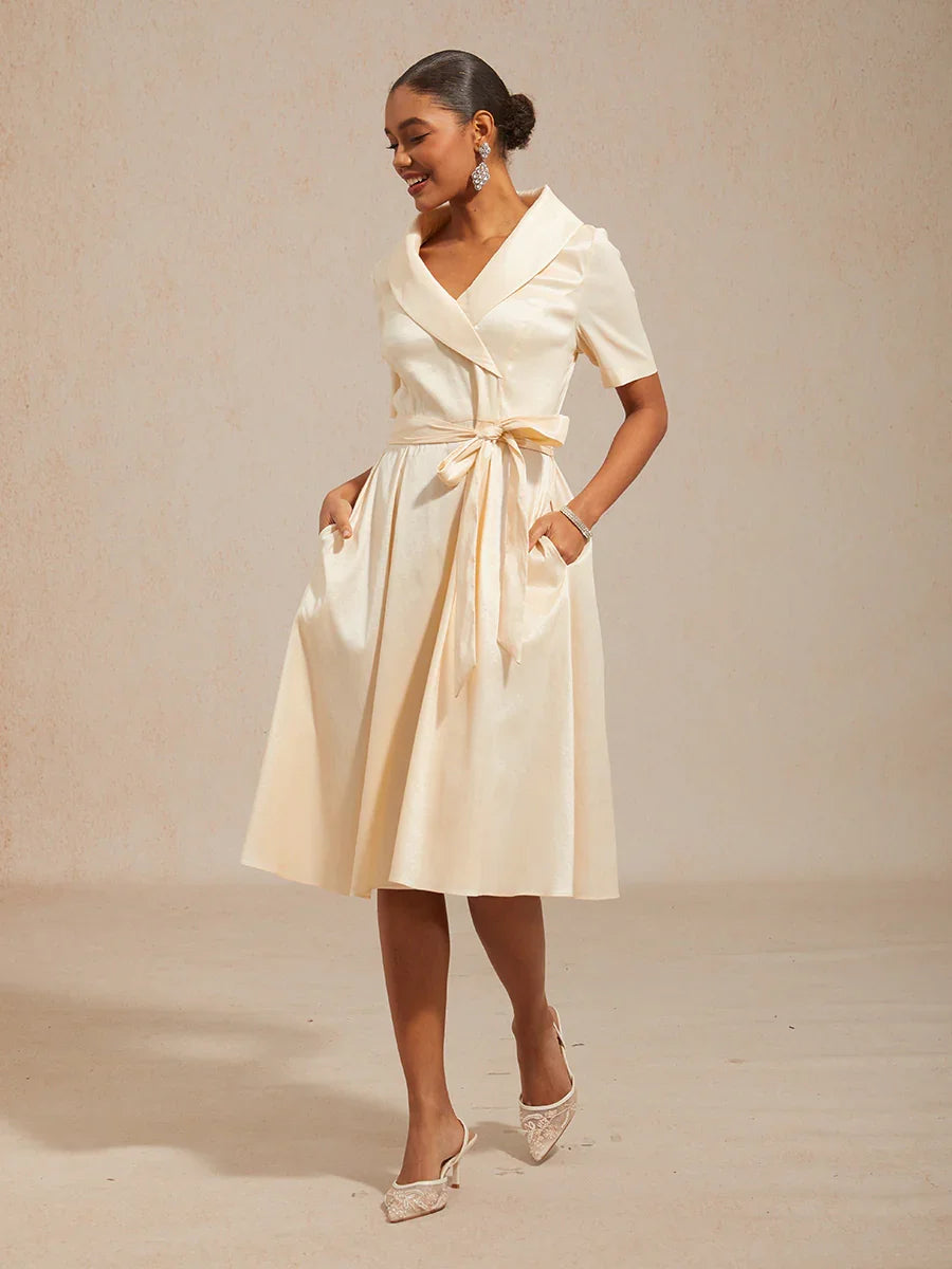 Robe en Taffetas Extensible à Col avec Ceinture Nouée à la Taille