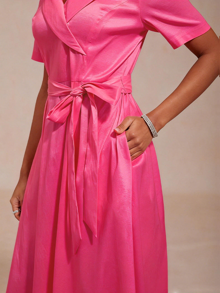 Robe en Taffetas Extensible à Col avec Ceinture Nouée à la Taille