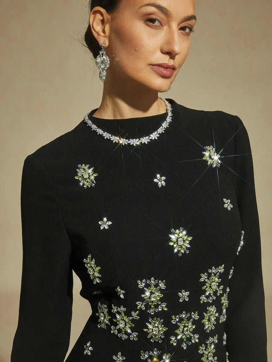 Schwarzes Maxi-Abendkleid mit Schneeflocken-Kristallverzierungen