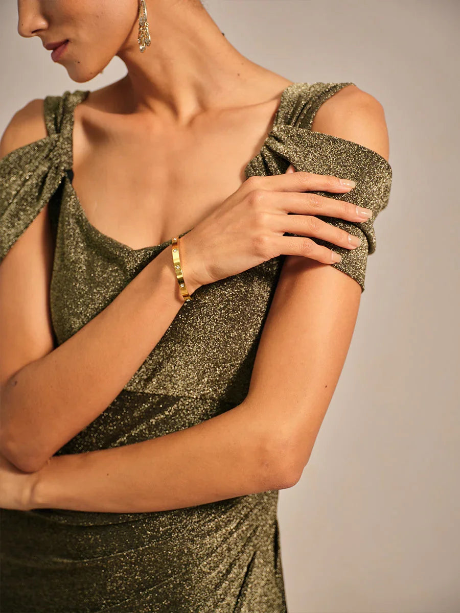 Vestido de malla con brillo y hombros descubiertos