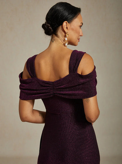 Vestido de malla con brillo y hombros descubiertos