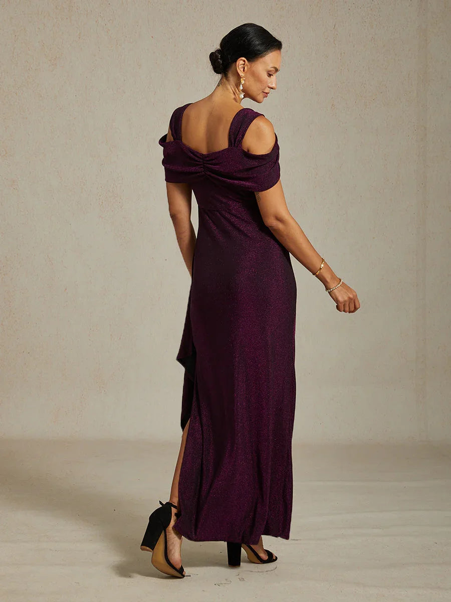 Vestido de malla con brillo y hombros descubiertos