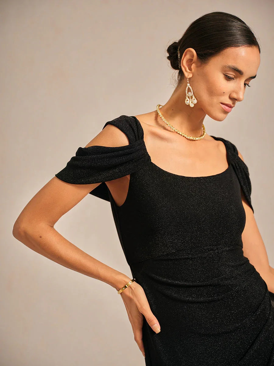 Vestido de malla con brillo y hombros descubiertos