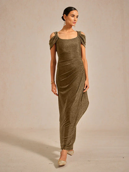 Vestido de malla con brillo y hombros descubiertos