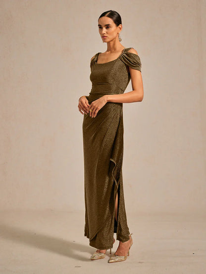 Vestido de malla con brillo y hombros descubiertos