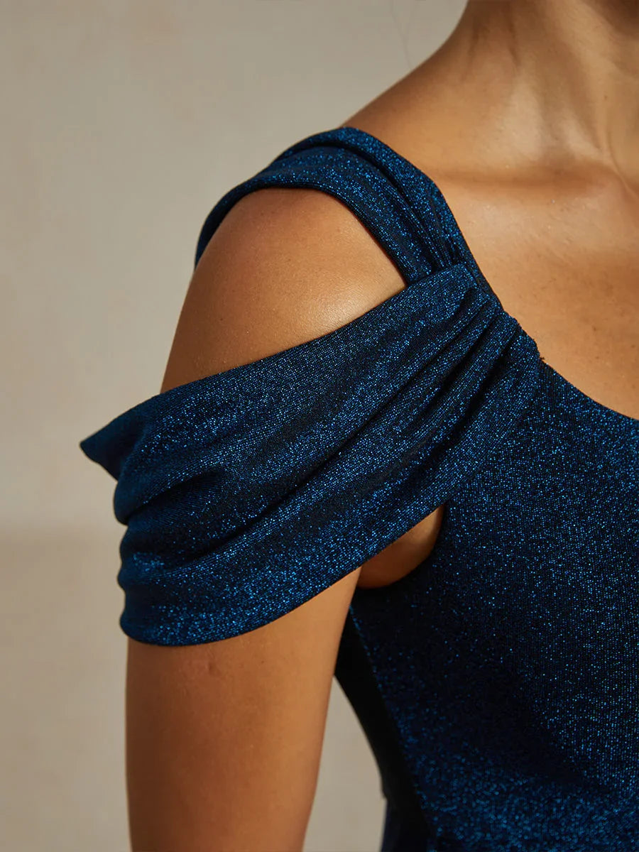 Vestido de malla con brillo y hombros descubiertos