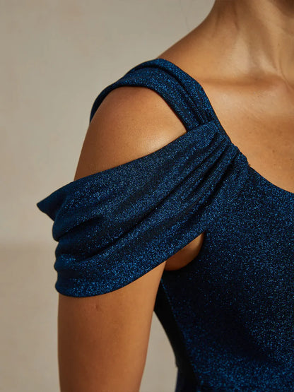 Vestido de malla con brillo y hombros descubiertos