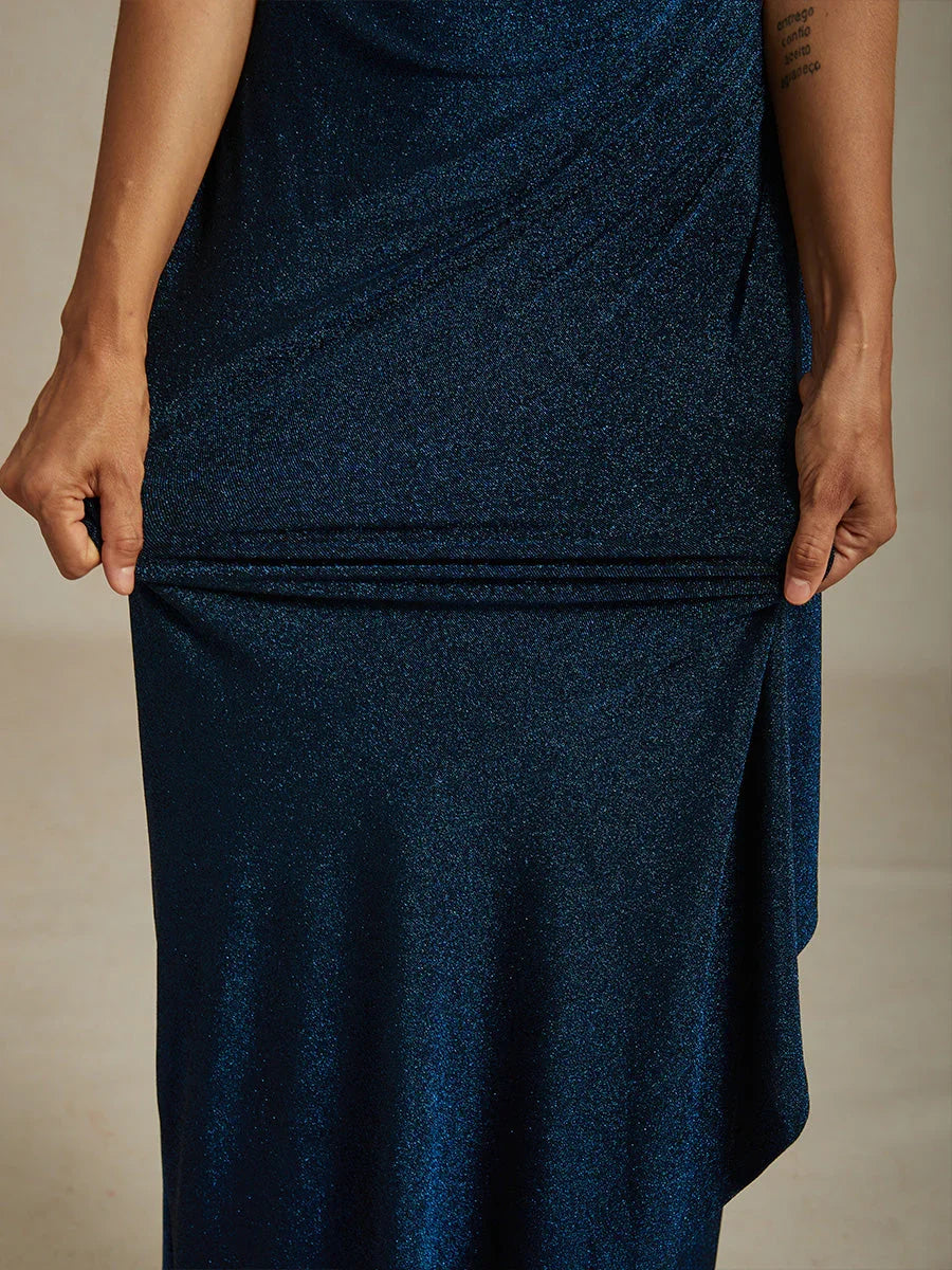 Vestido de malla con brillo y hombros descubiertos