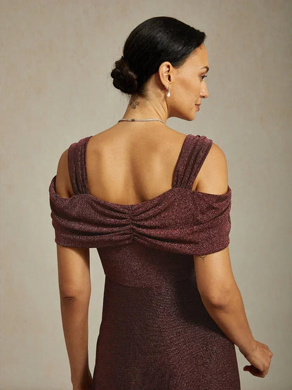 Vestido de malla con brillo y hombros descubiertos