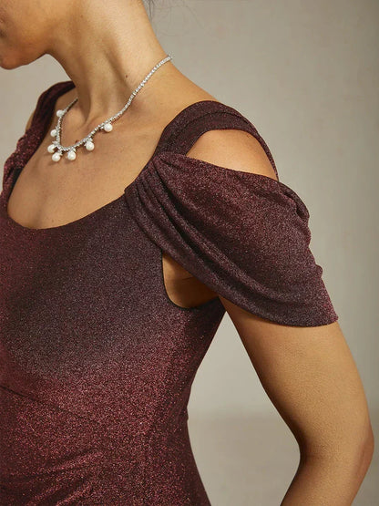 Vestido de malla con brillo y hombros descubiertos